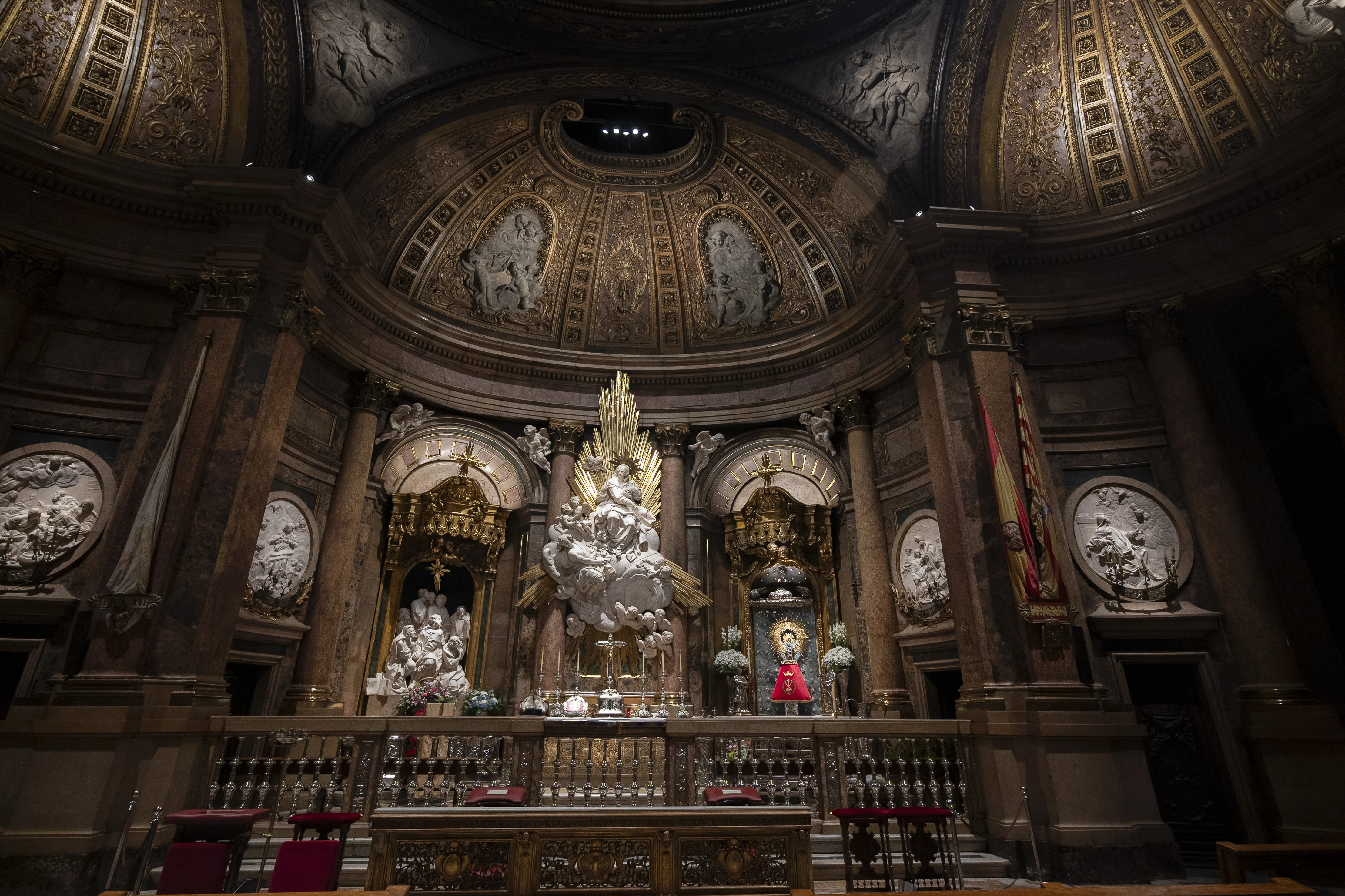 Una nueva luz realza la belleza y el valor histórico-artístico de la Catedral Basílica de Nuestra Señora del Pilar de Zaragoza.
